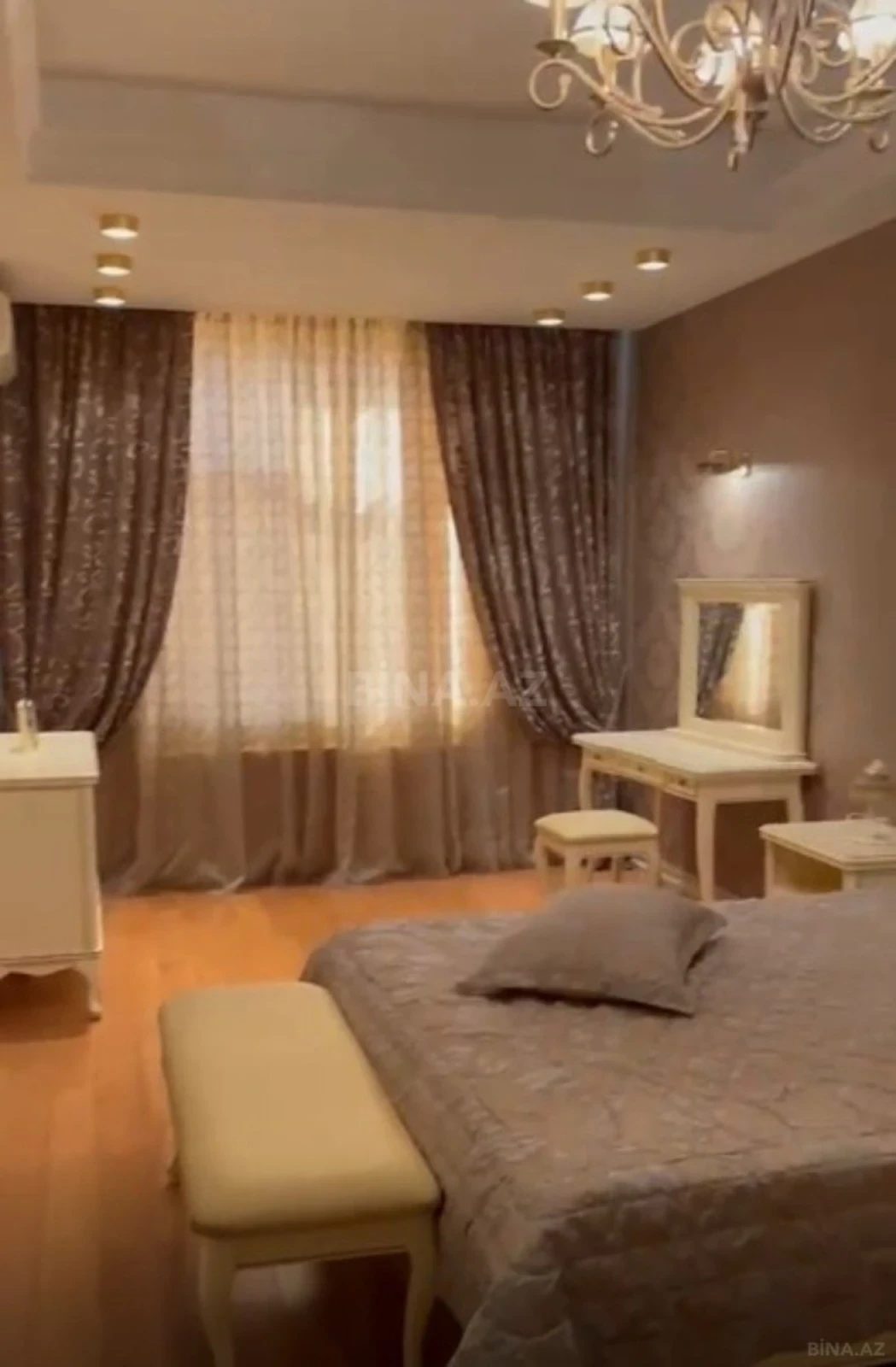 Satılır 4 otaqlı mənzil 231 m²