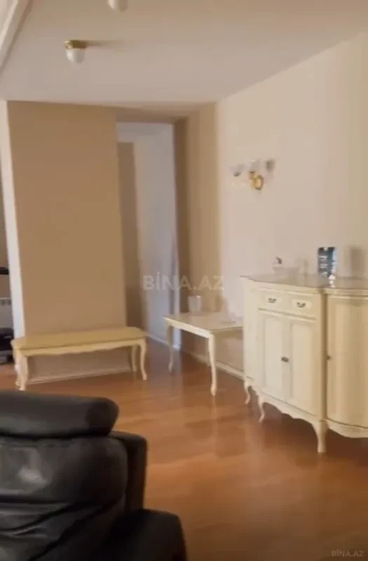 Satılır 4 otaqlı mənzil 231 m²