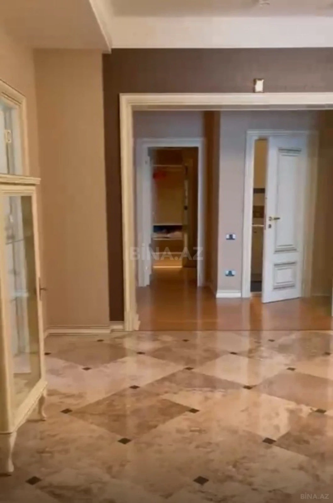 Satılır 4 otaqlı mənzil 231 m²