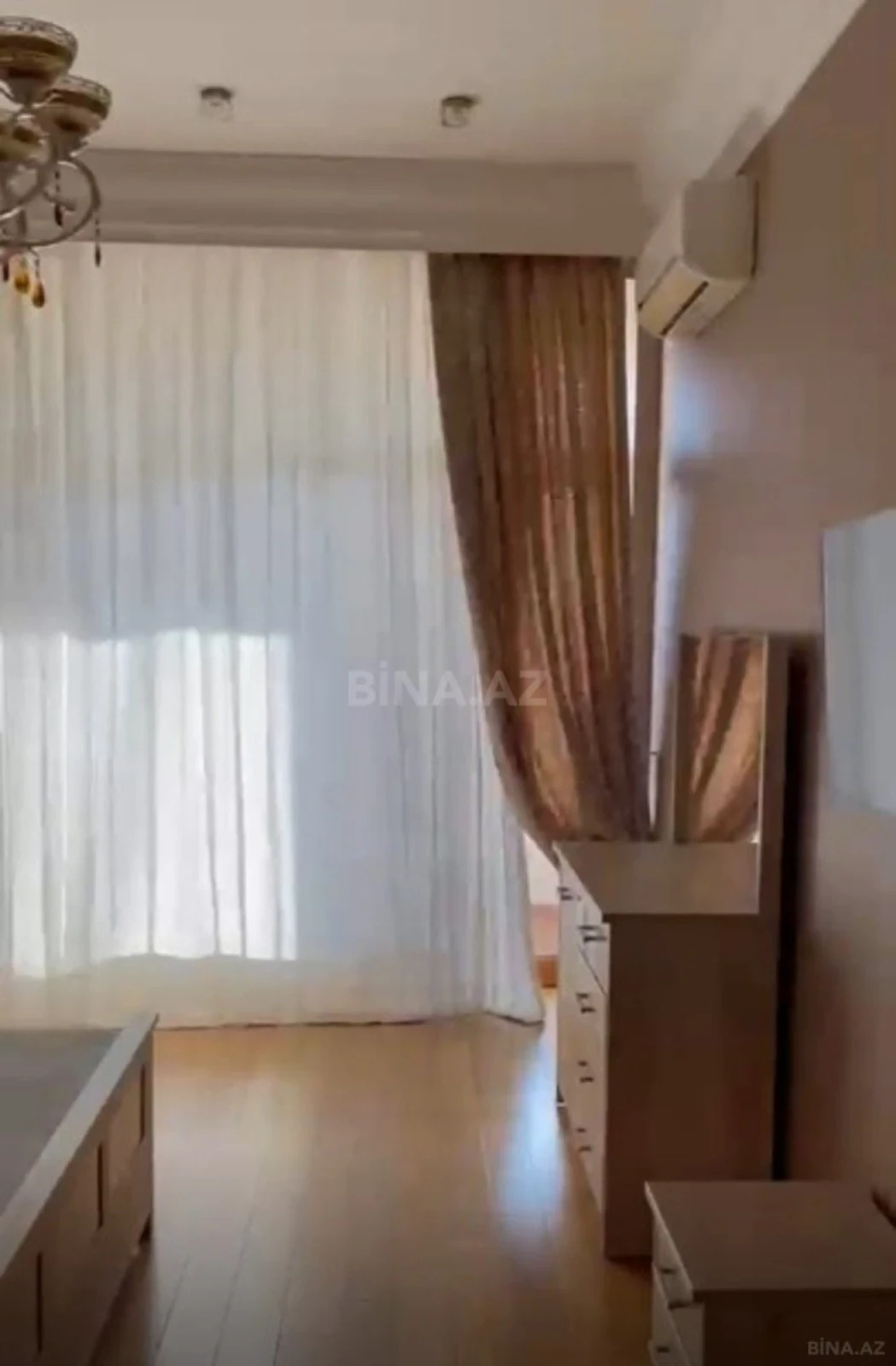 Satılır 4 otaqlı mənzil 231 m²