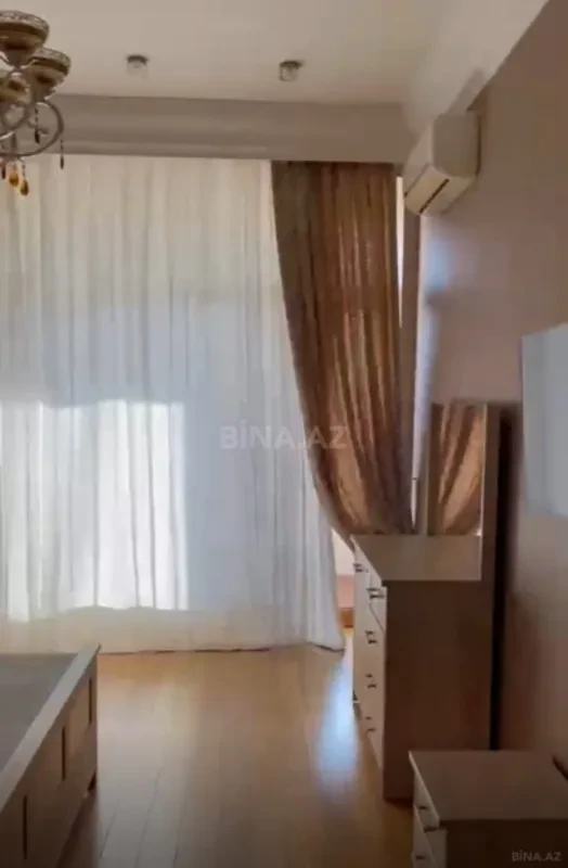 Satılır 4 otaqlı mənzil 231 m²