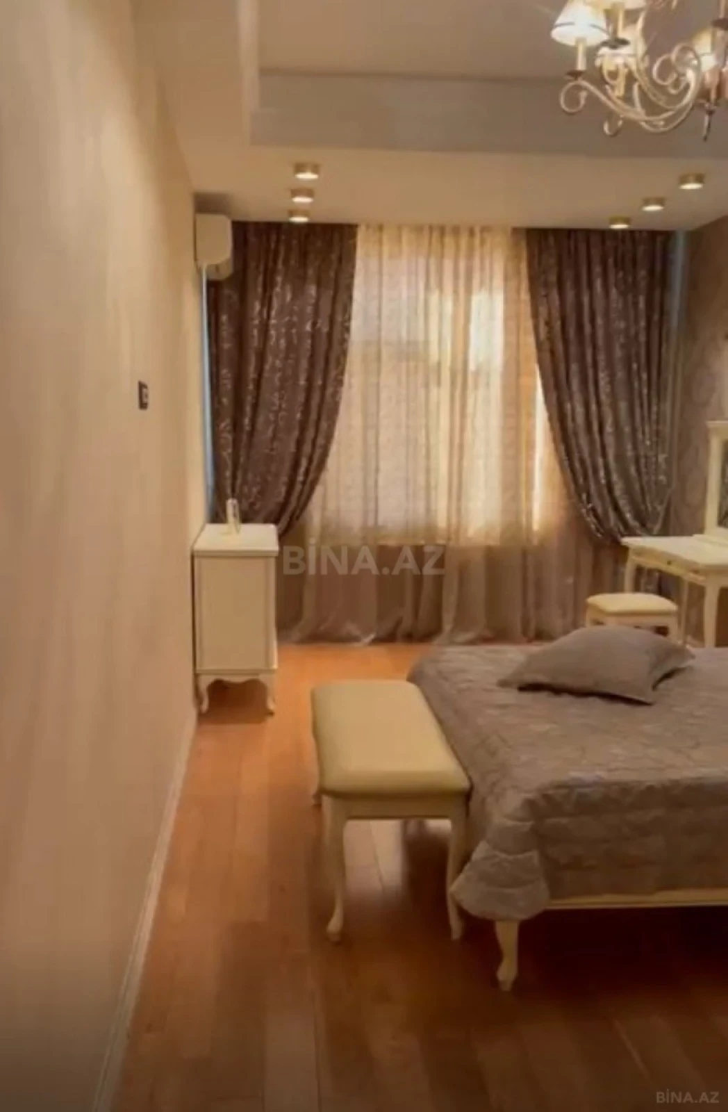 Satılır 4 otaqlı mənzil 231 m²