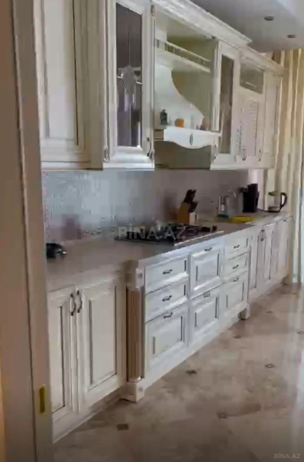 Satılır 4 otaqlı mənzil 231 m²