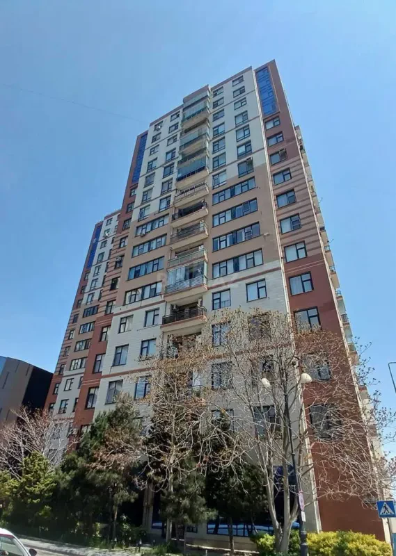 Satılır 4 otaqlı mənzil 181 m²
