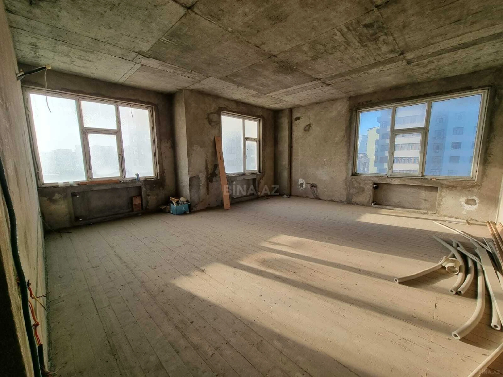 Satılır 4 otaqlı mənzil 181 m²