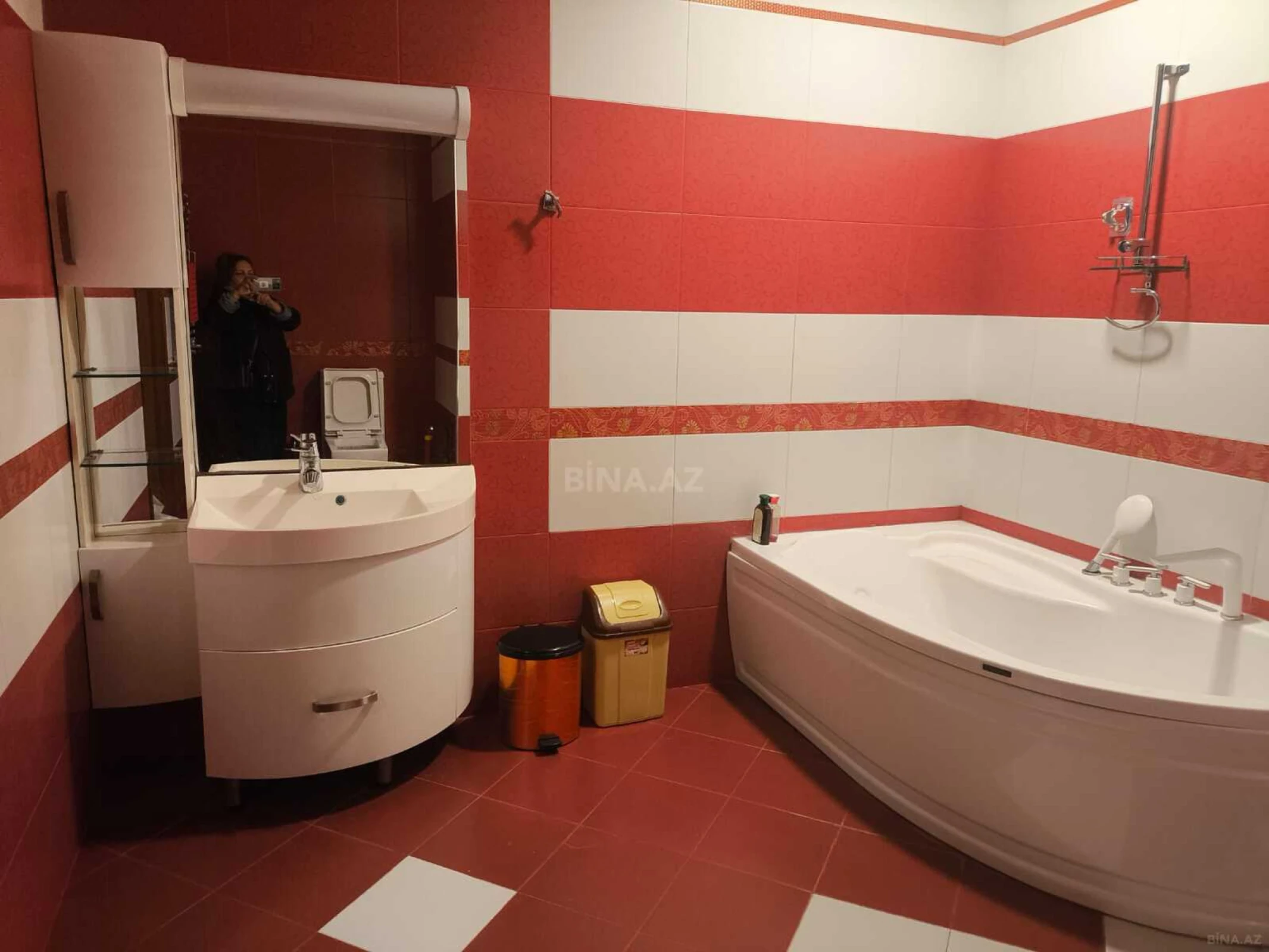 Kirayə verilir 3 otaqlı mənzil 180 m²