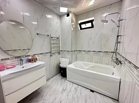 Satılır 9 otaqlı həyət evi 700 m²