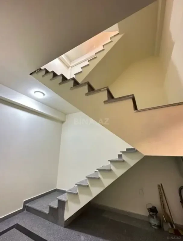 Satılır 9 otaqlı həyət evi 700 m²