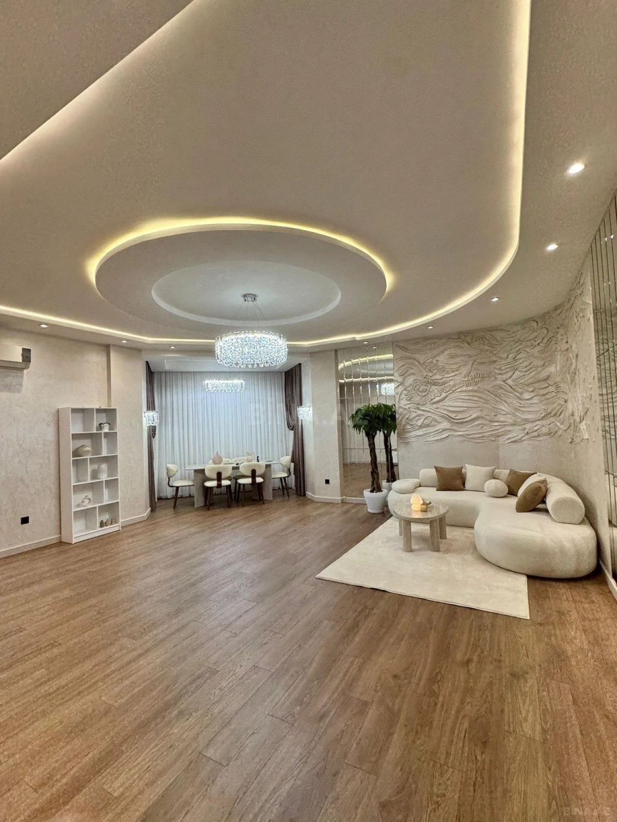 Satılır 2 otaqlı mənzil 135 m²