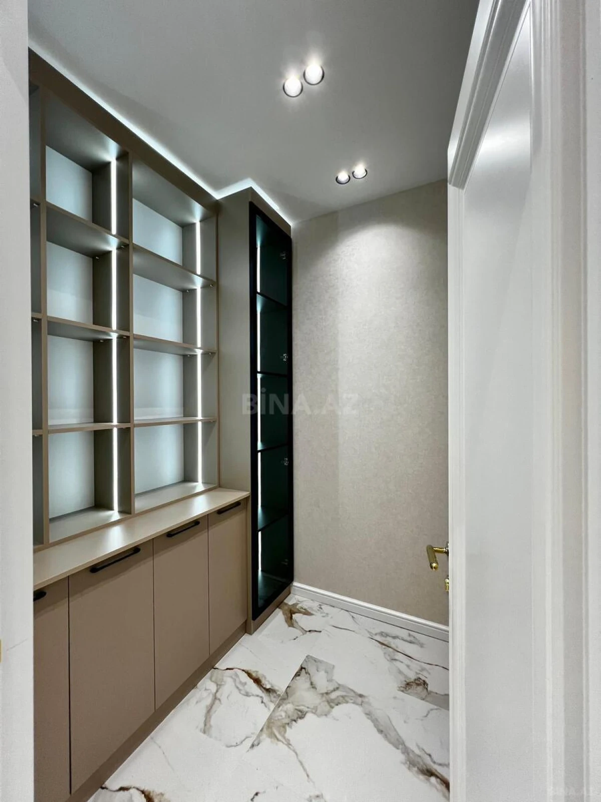 Satılır 3 otaqlı mənzil 146 m²