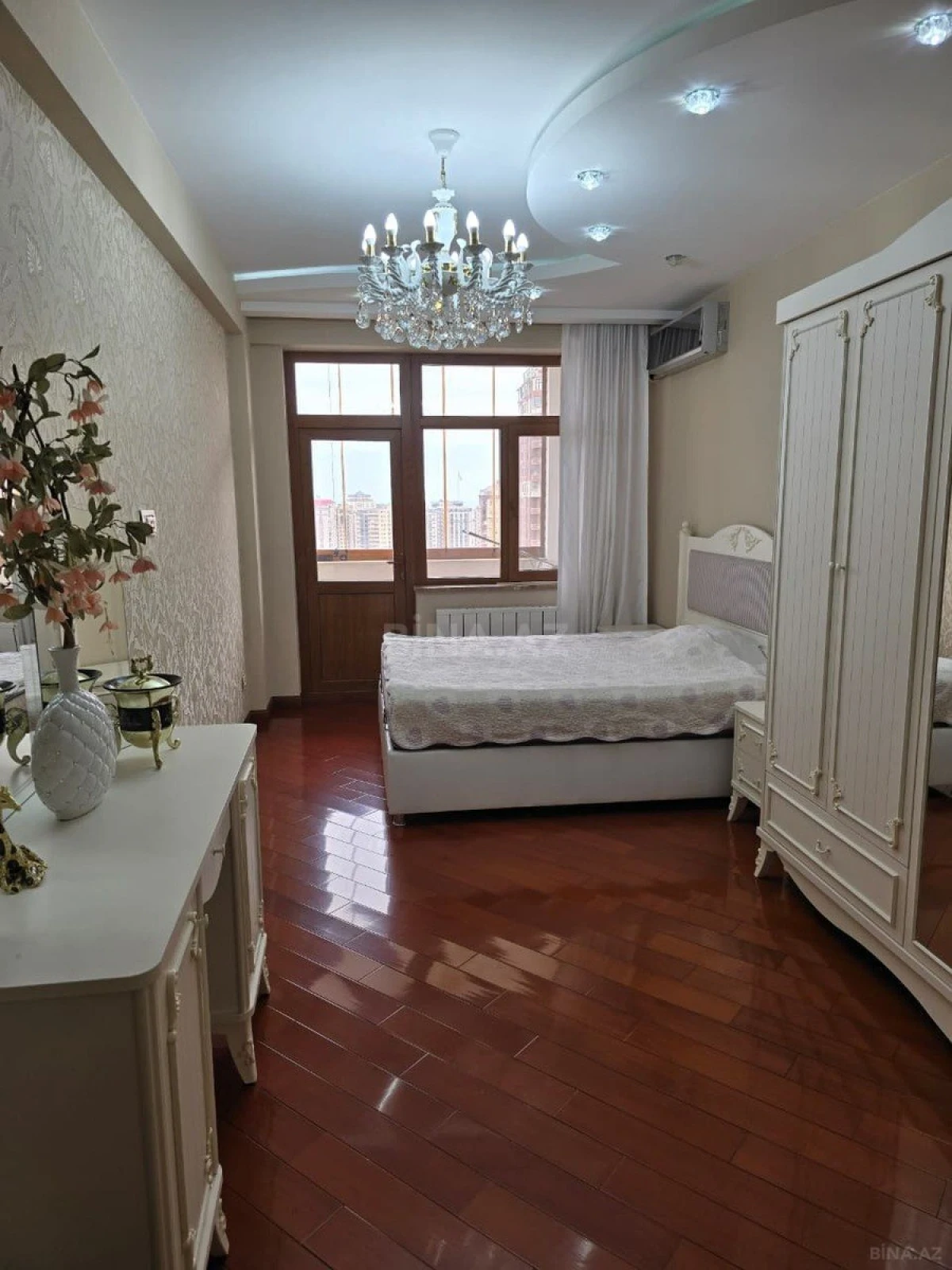 Satılır 3 otaqlı mənzil 150 m²