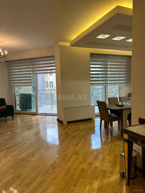 Satılır 4 otaqlı mənzil 200 m²