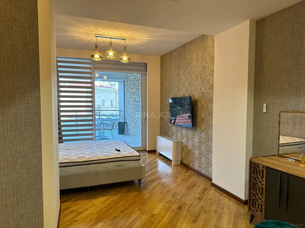 Satılır 4 otaqlı mənzil 200 m²