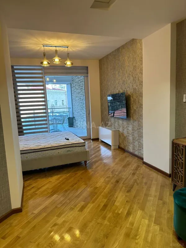Satılır 4 otaqlı mənzil 200 m²