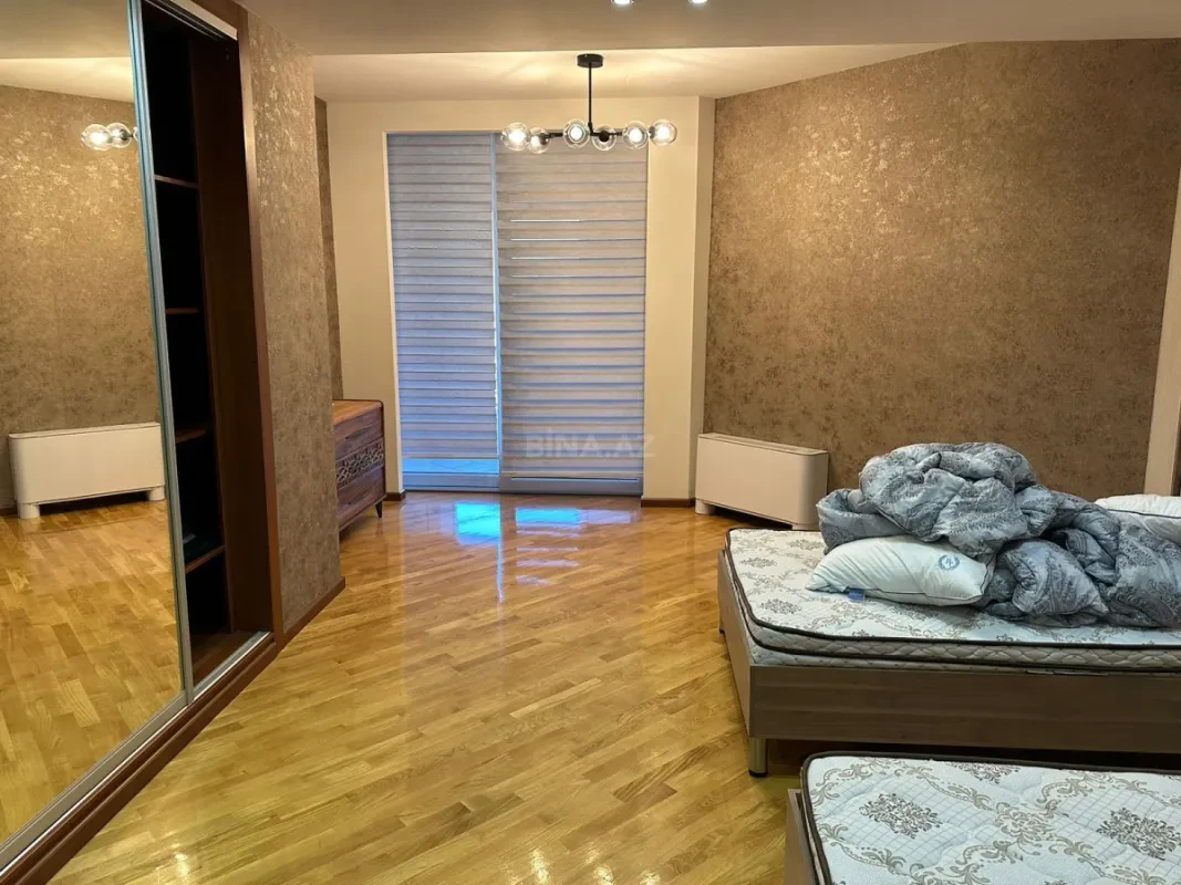 Satılır 4 otaqlı mənzil 200 m²
