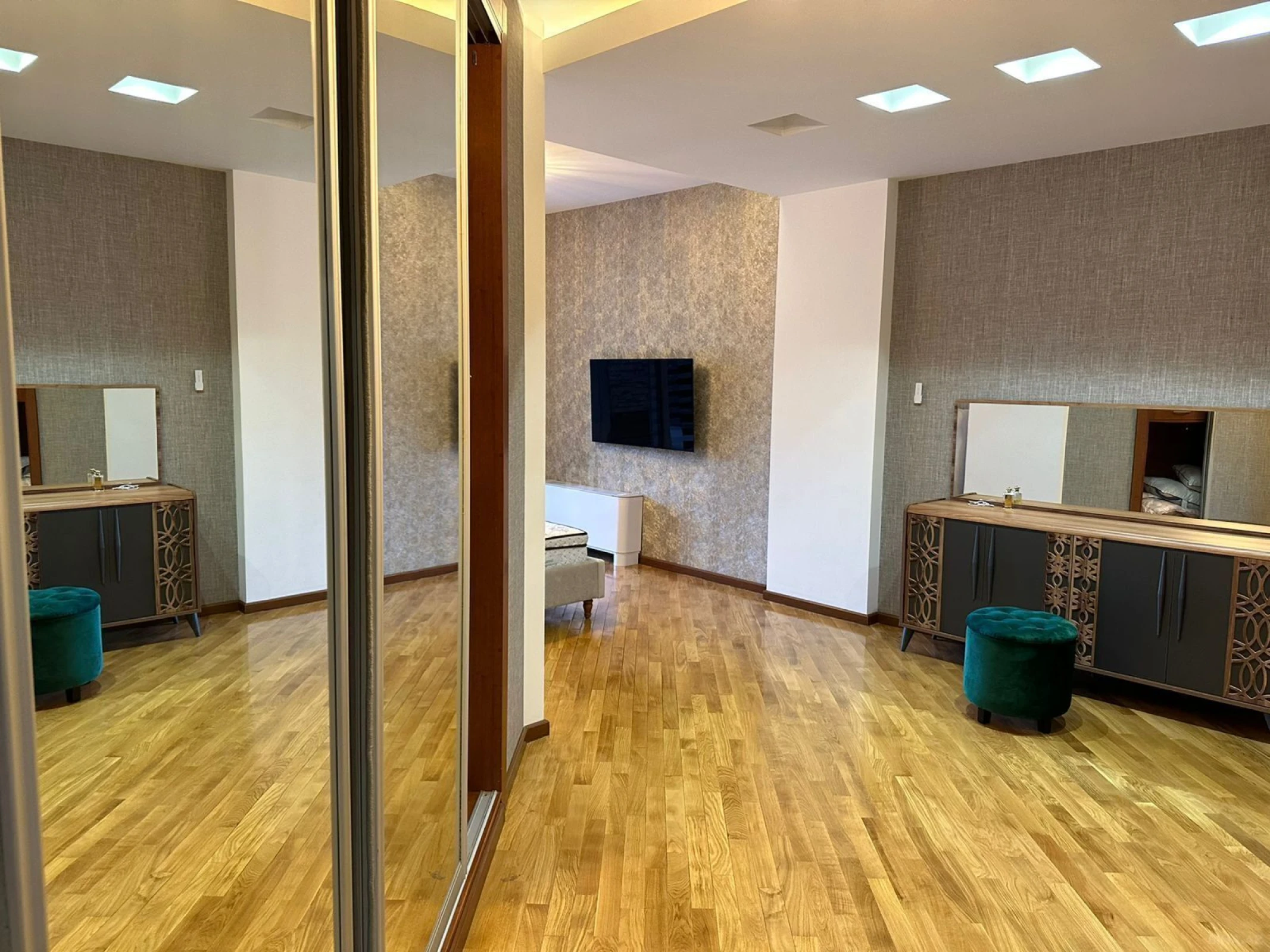 Satılır 4 otaqlı mənzil 200 m²