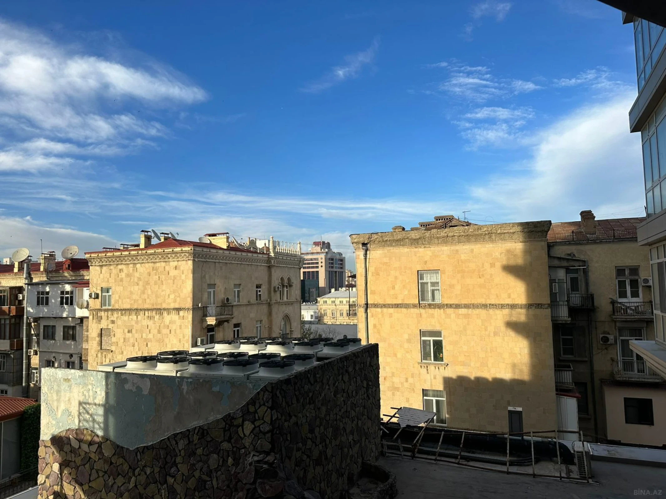 Satılır 4 otaqlı mənzil 200 m²