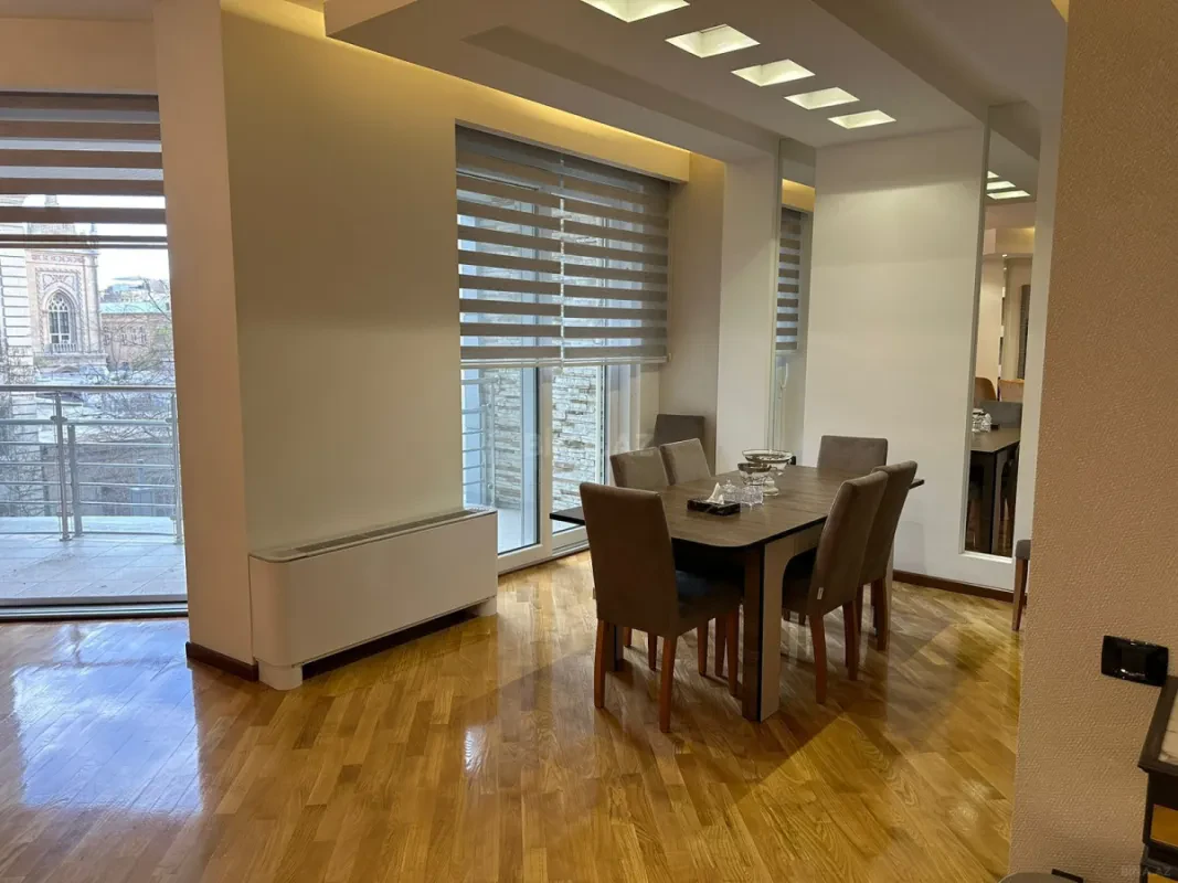 Satılır 4 otaqlı mənzil 200 m²