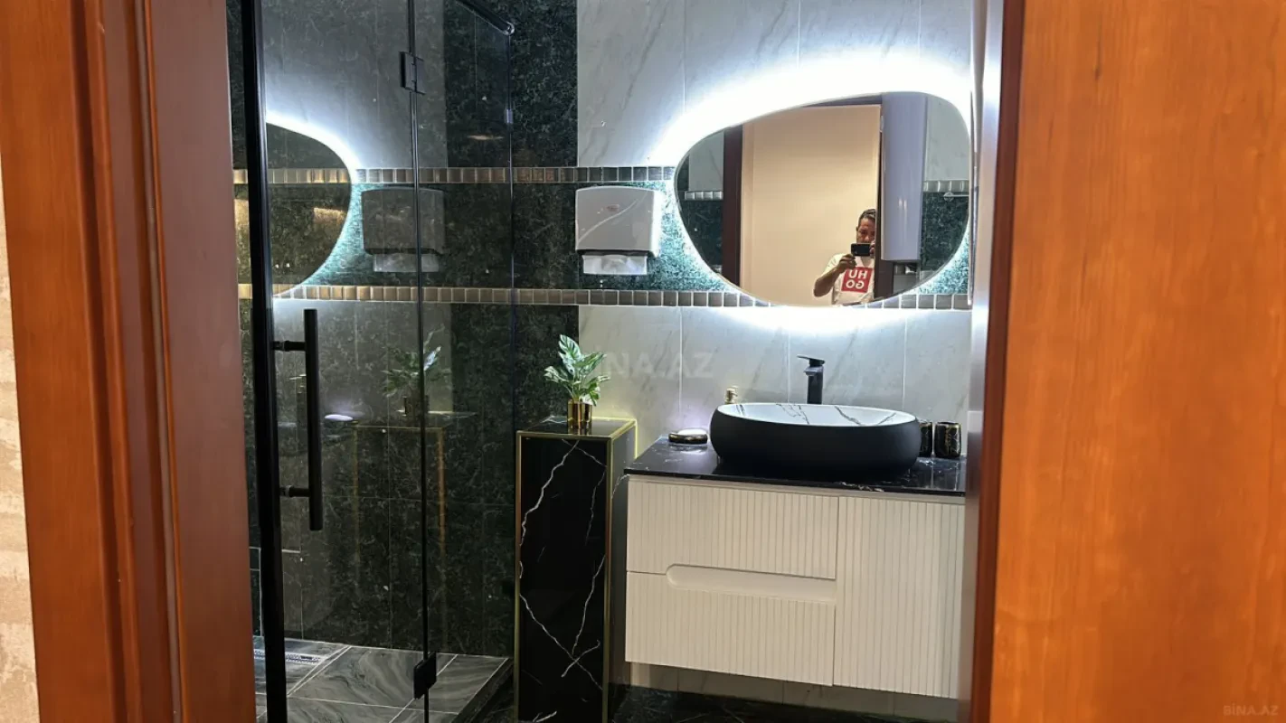 Satılır 4 otaqlı mənzil 200 m²