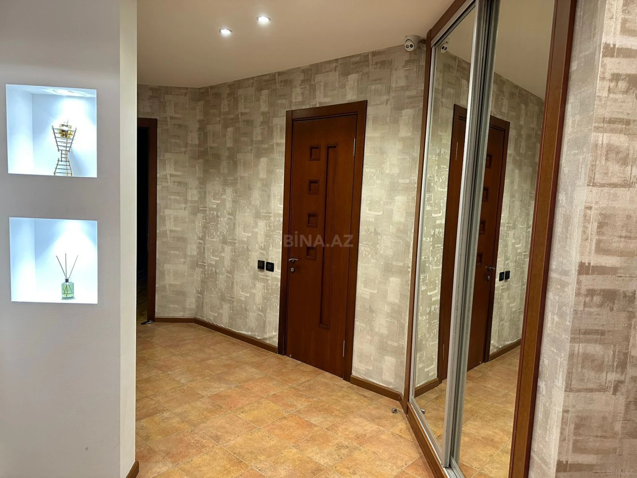 Satılır 4 otaqlı mənzil 200 m²