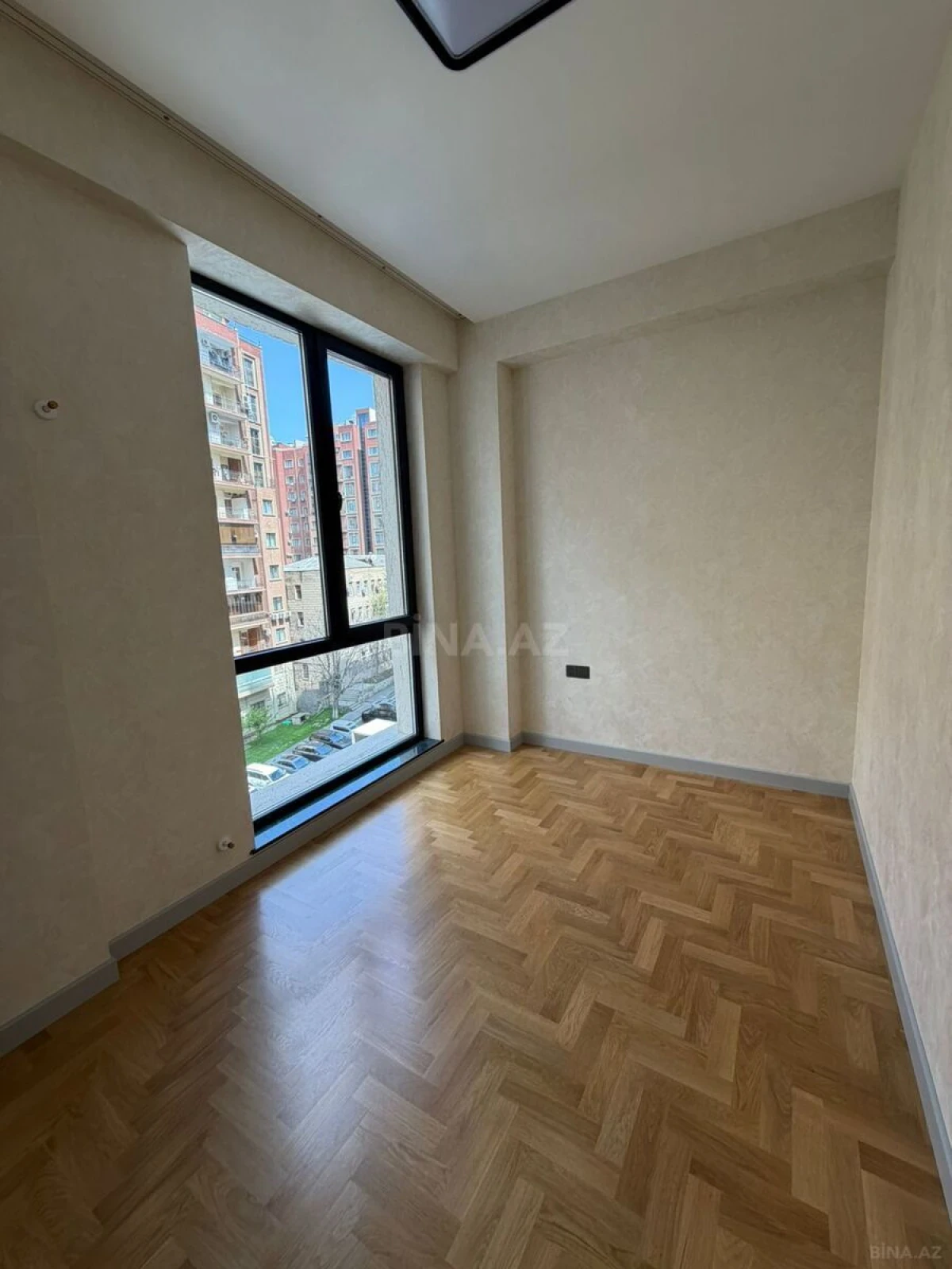 Satılır 4 otaqlı mənzil 117 m²