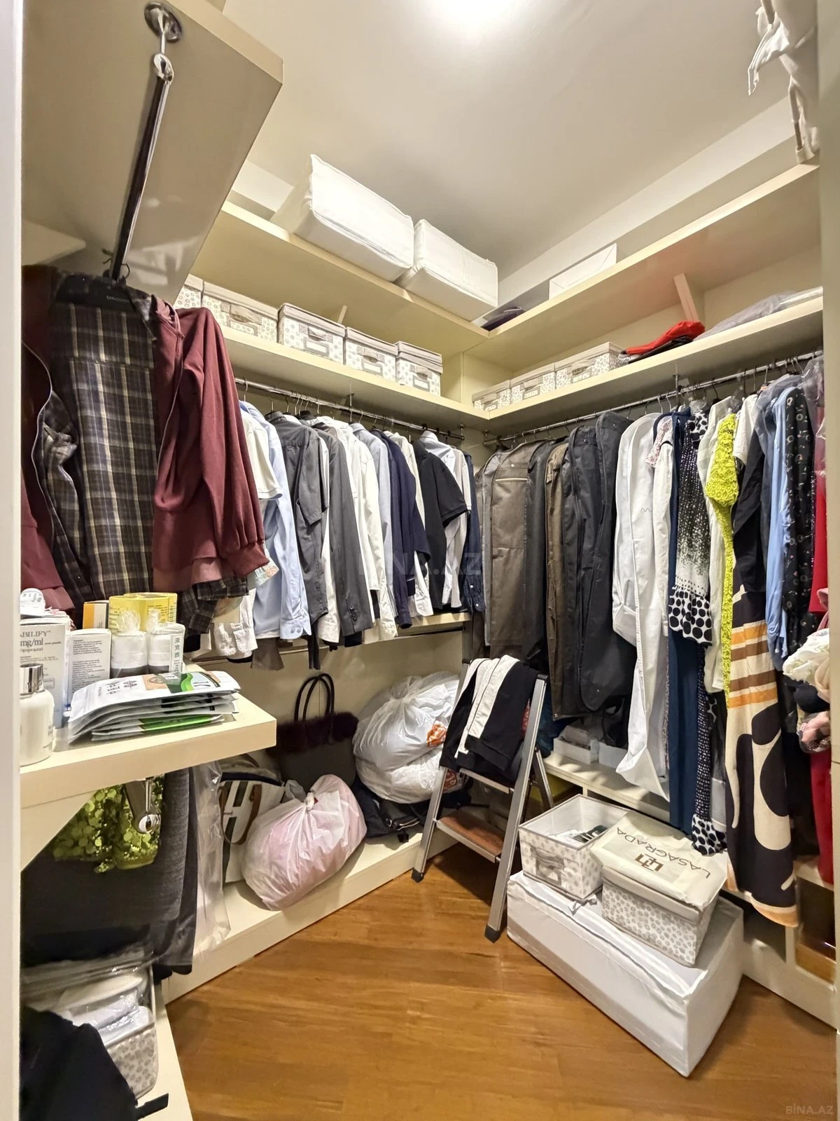 Satılır 5 otaqlı mənzil 300 m²