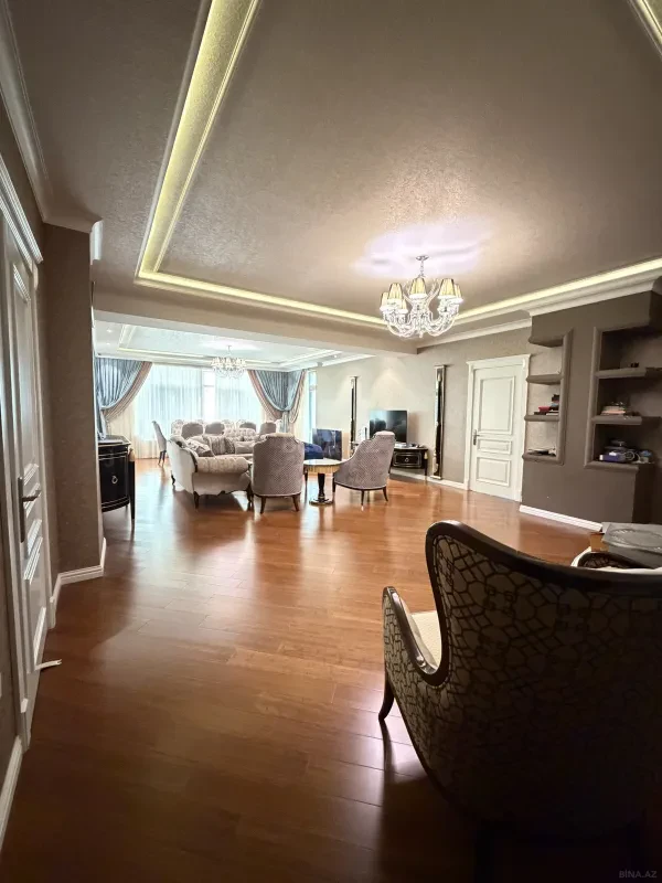 Satılır 5 otaqlı mənzil 300 m²