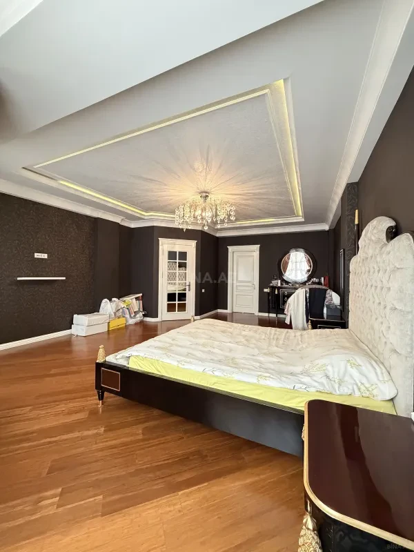 Satılır 5 otaqlı mənzil 300 m²