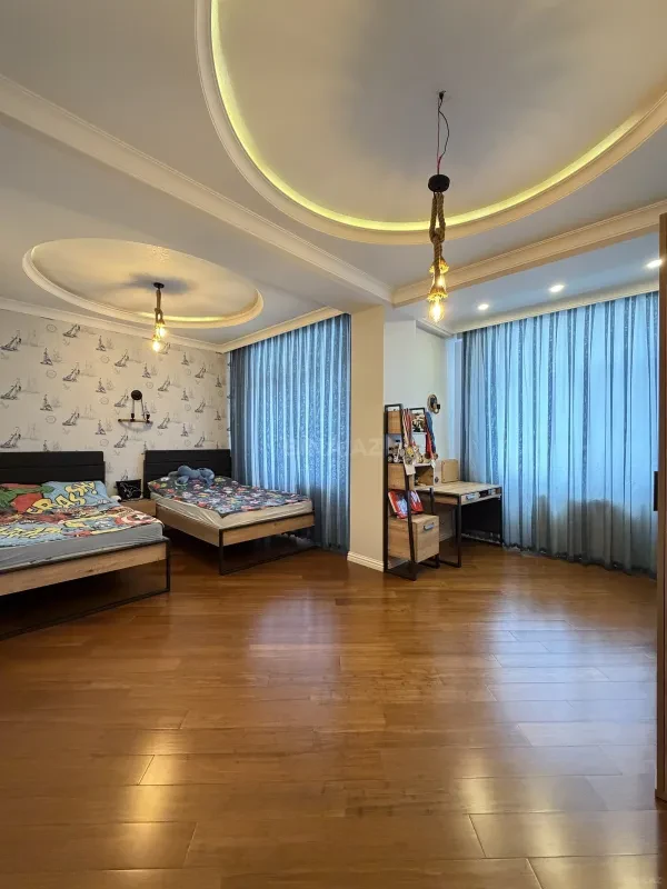 Satılır 5 otaqlı mənzil 300 m²
