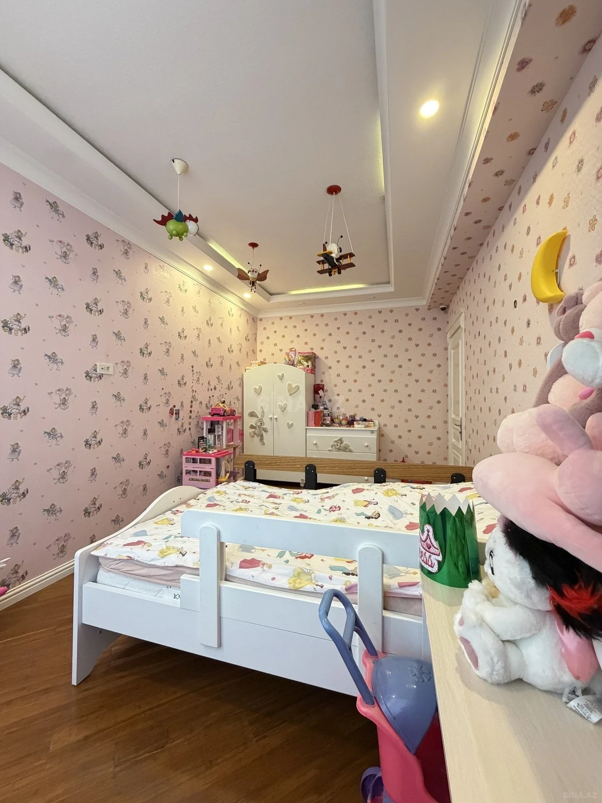 Satılır 5 otaqlı mənzil 300 m²