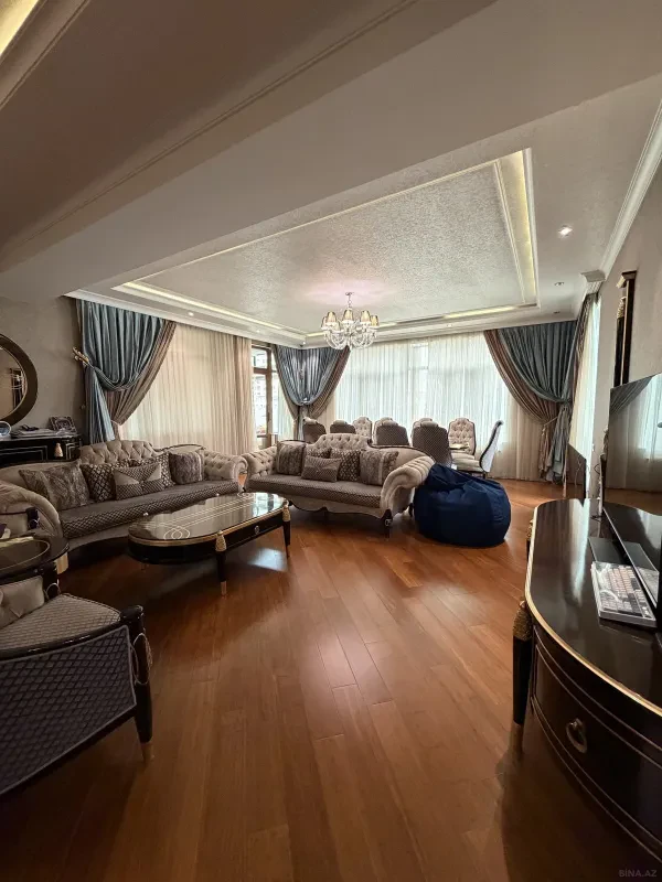 Satılır 5 otaqlı mənzil 300 m²