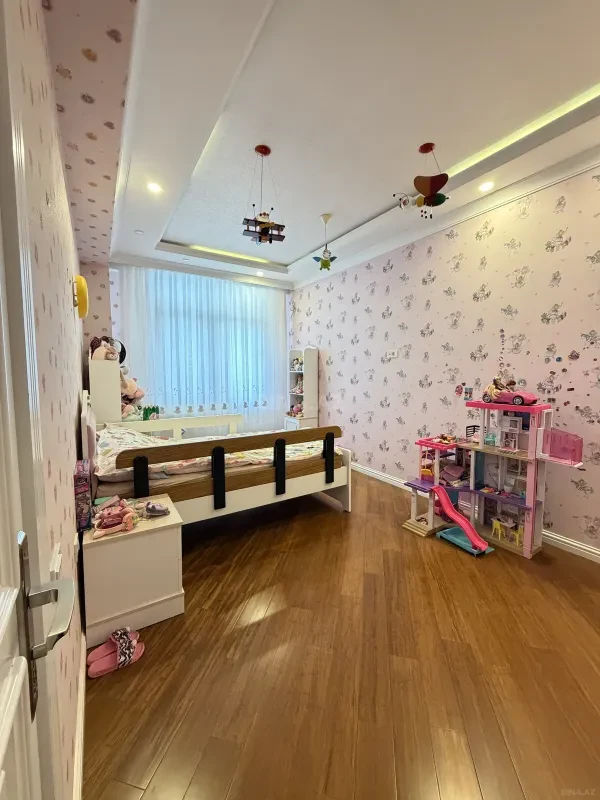 Satılır 5 otaqlı mənzil 300 m²