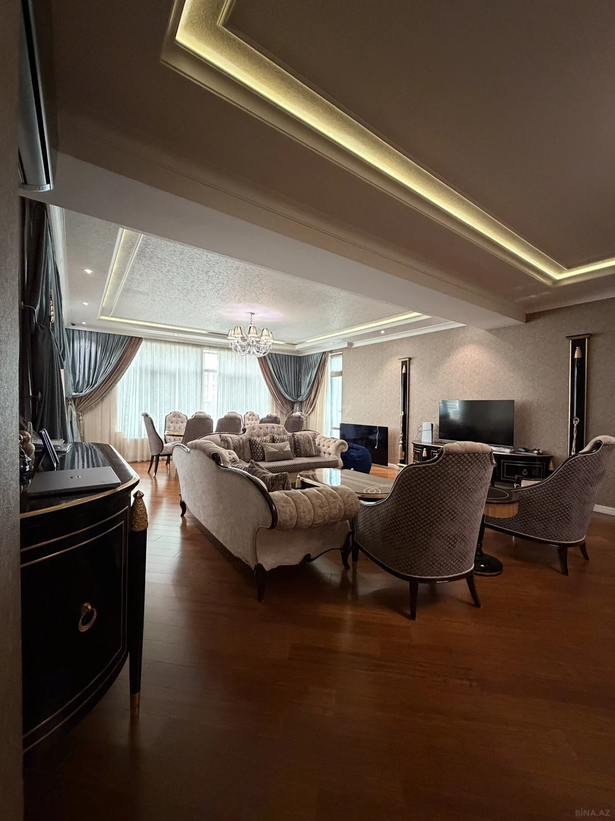 Satılır 5 otaqlı mənzil 300 m²