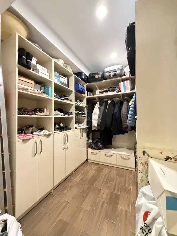 Satılır 5 otaqlı mənzil 300 m²