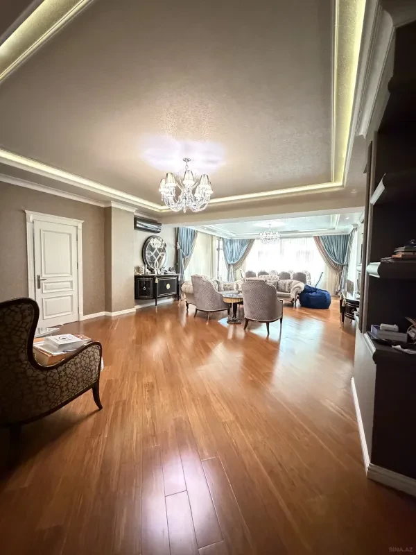 Satılır 5 otaqlı mənzil 300 m²
