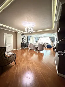 Satılır 5 otaqlı mənzil 300 m²