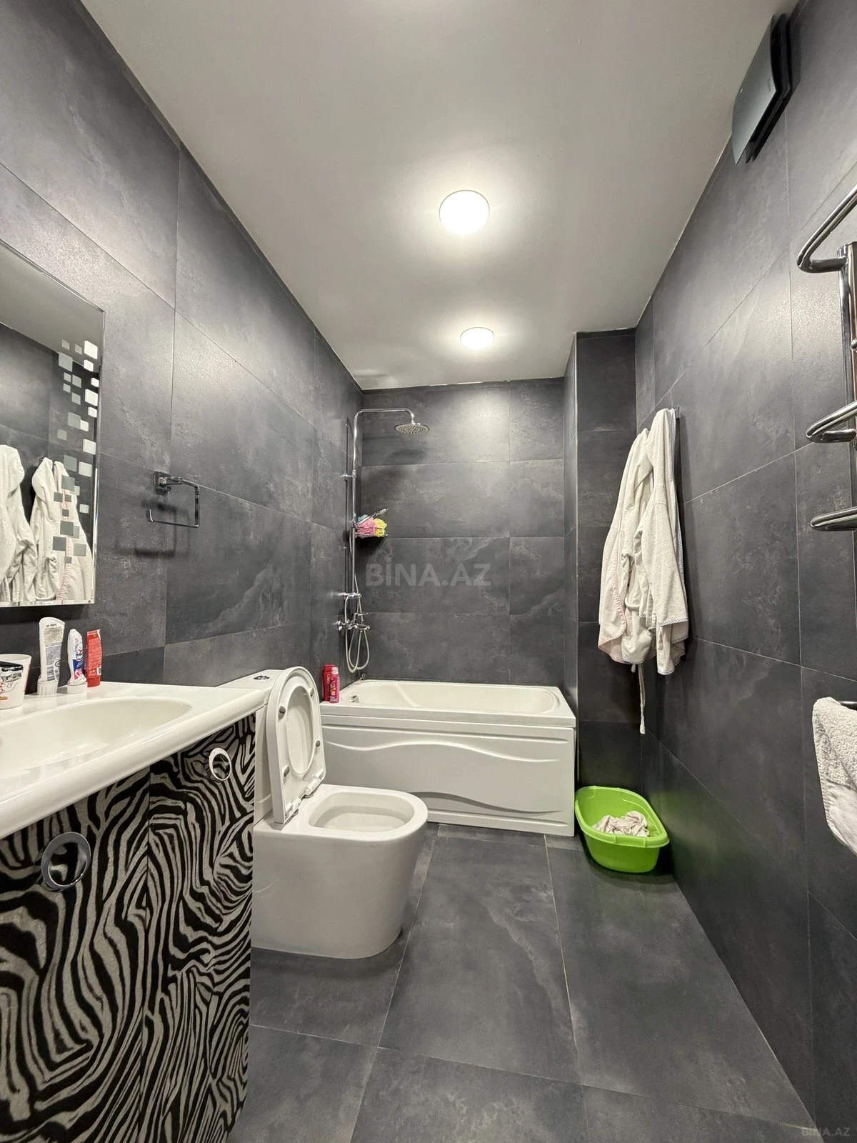 Satılır 5 otaqlı mənzil 300 m²