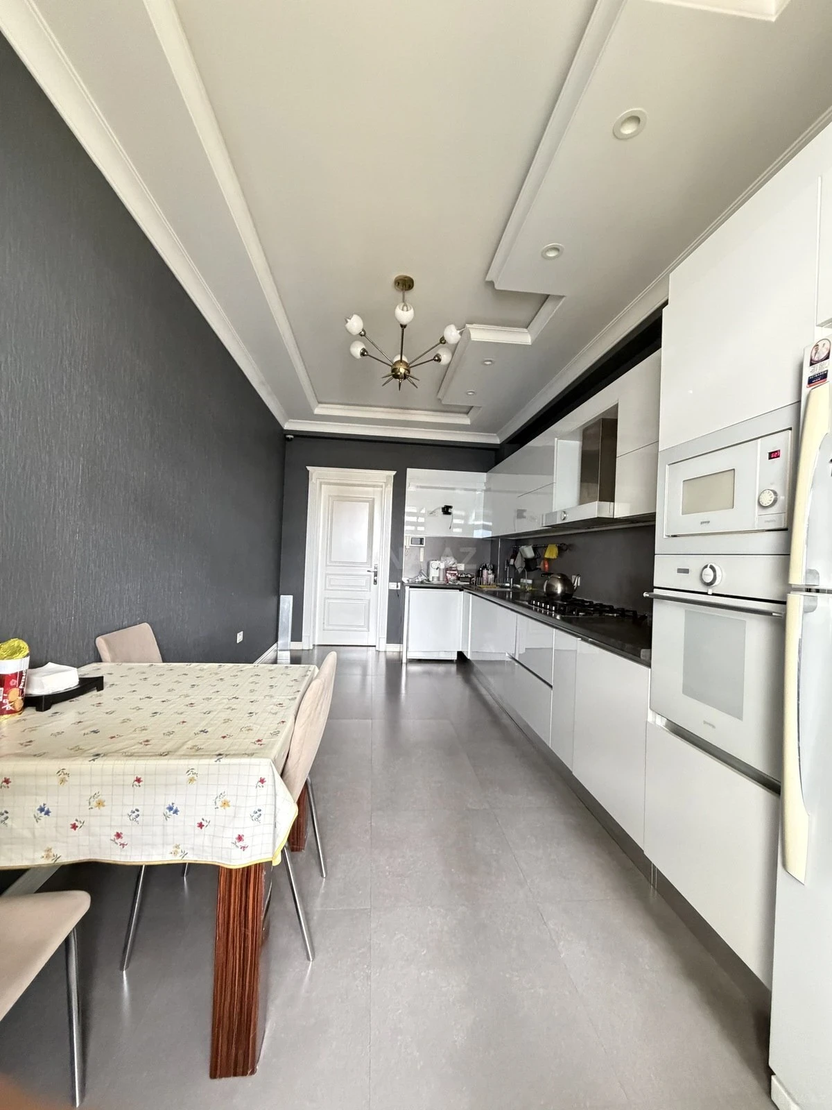 Satılır 5 otaqlı mənzil 300 m²