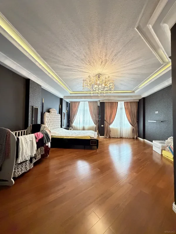 Satılır 5 otaqlı mənzil 300 m²
