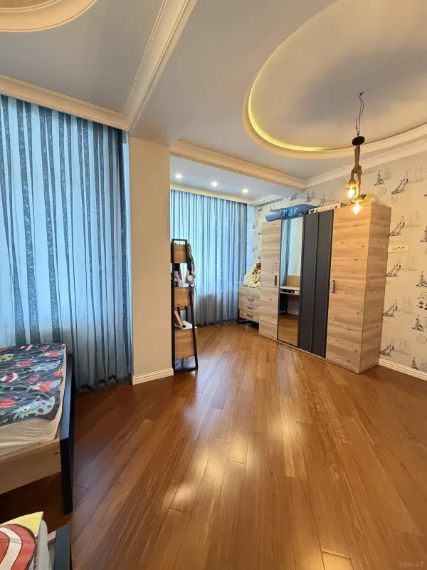 Satılır 5 otaqlı mənzil 300 m²