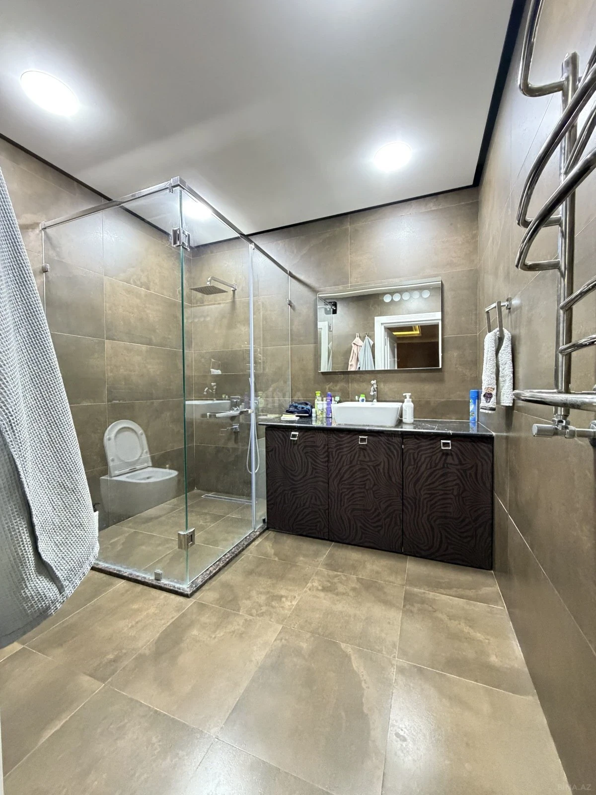 Satılır 5 otaqlı mənzil 300 m²