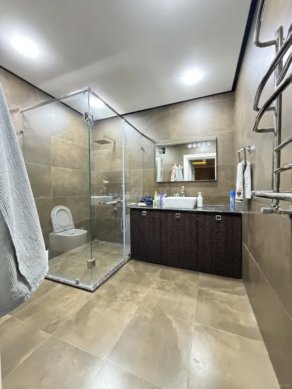 Satılır 5 otaqlı mənzil 300 m²