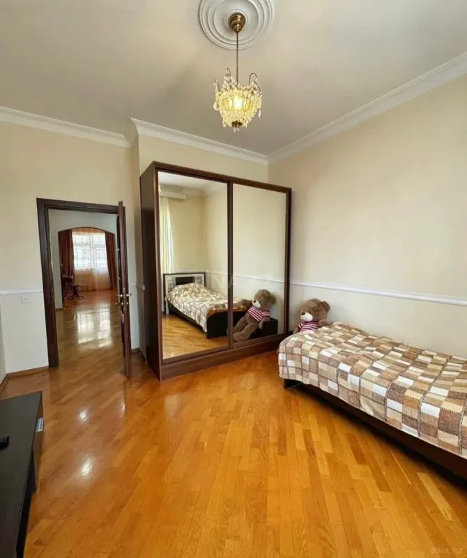 Kirayə verilir 3 otaqlı mənzil 135 m²