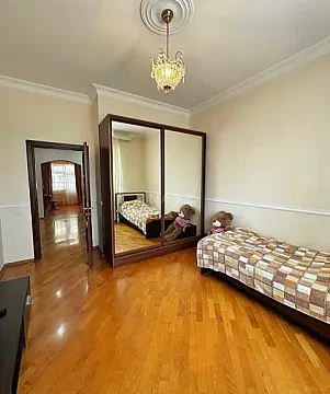 Kirayə verilir 3 otaqlı mənzil 135 m²