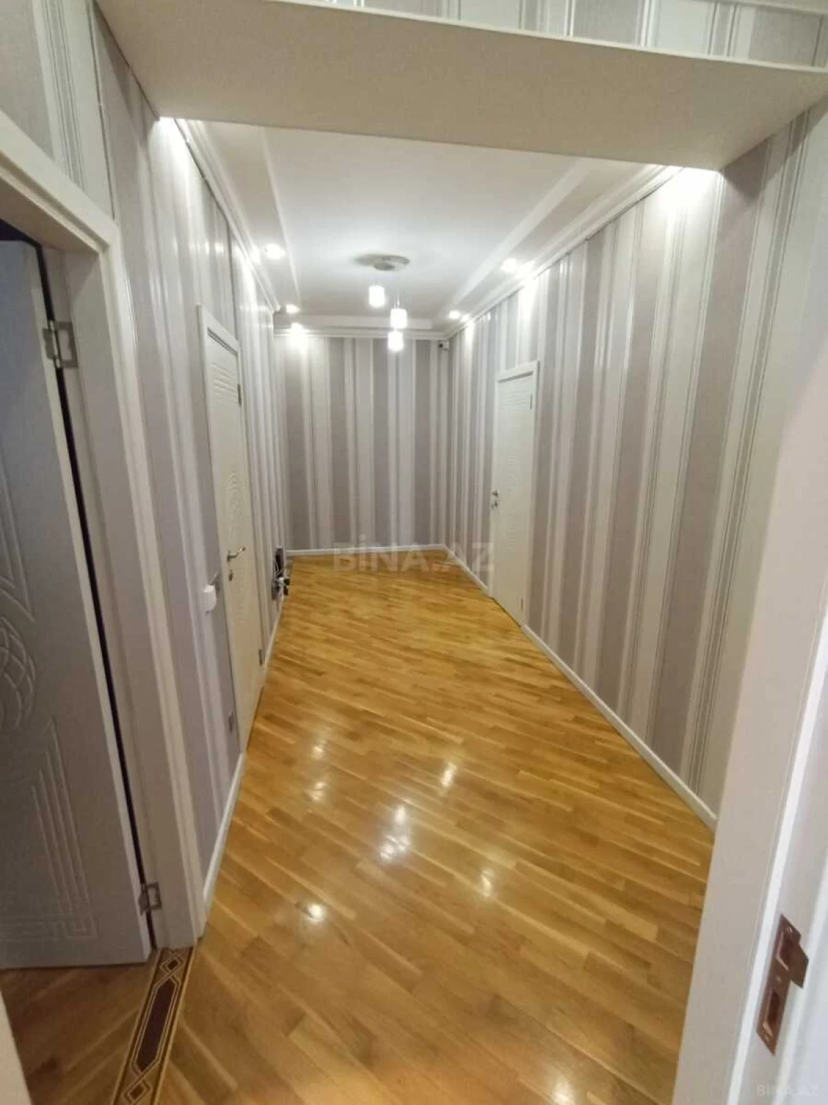 Satılır 4 otaqlı mənzil 157 m²