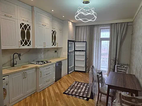 Kirayə verilir 3 otaqlı mənzil 180 m²