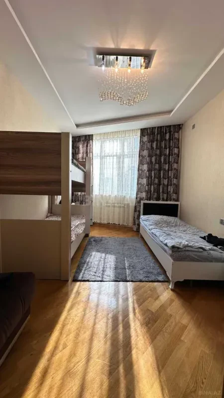 Satılır 4 otaqlı mənzil 127 m²