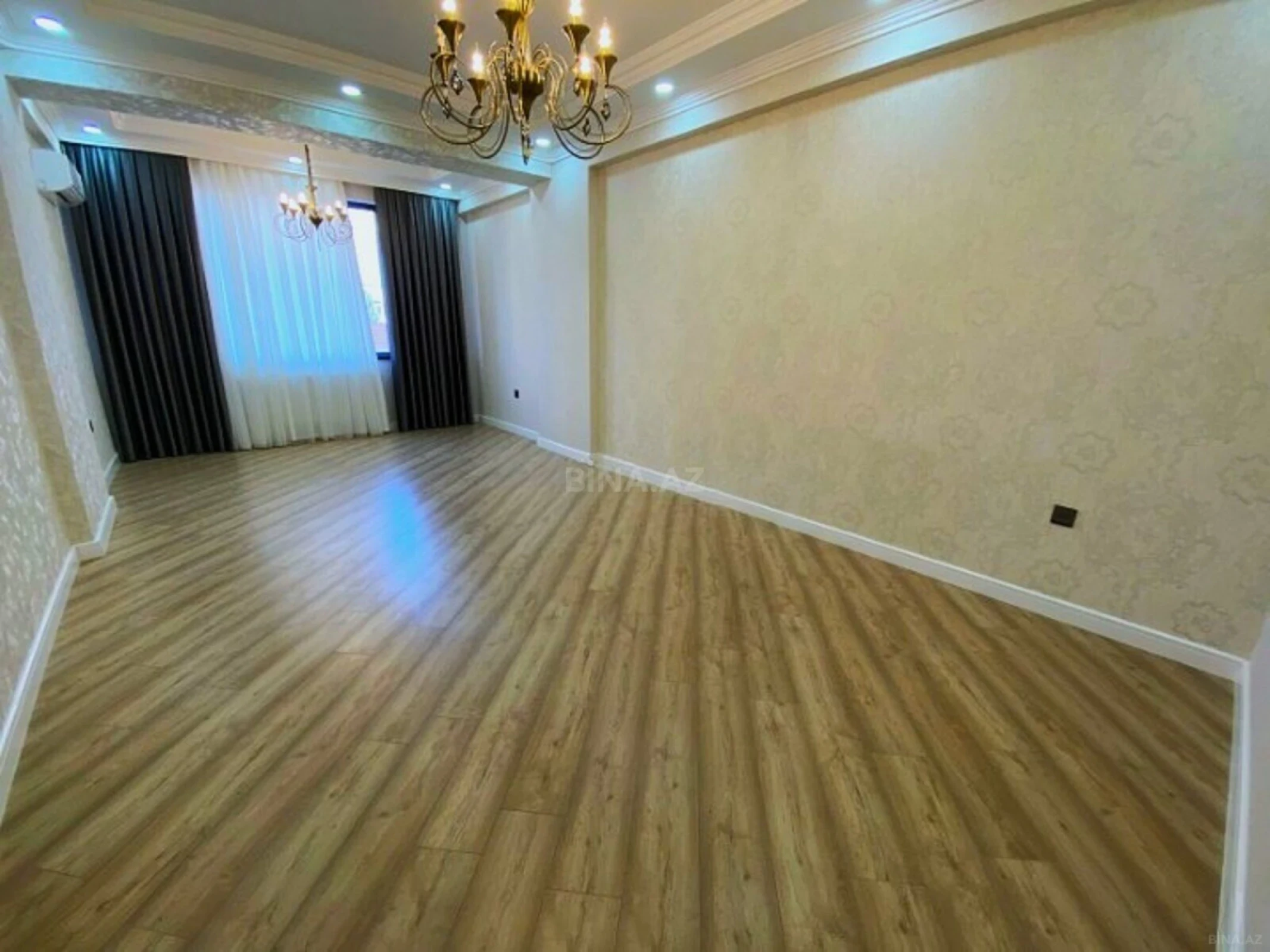 Satılır 3 otaqlı mənzil 130 m²