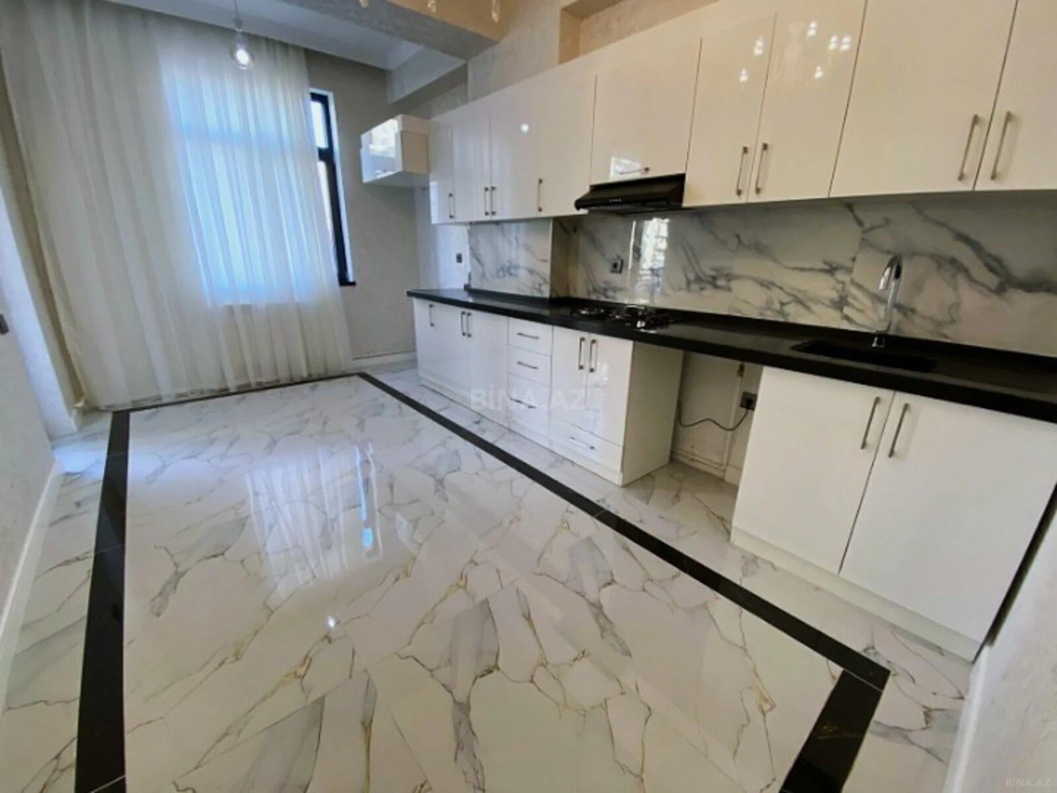 Satılır 3 otaqlı mənzil 130 m²