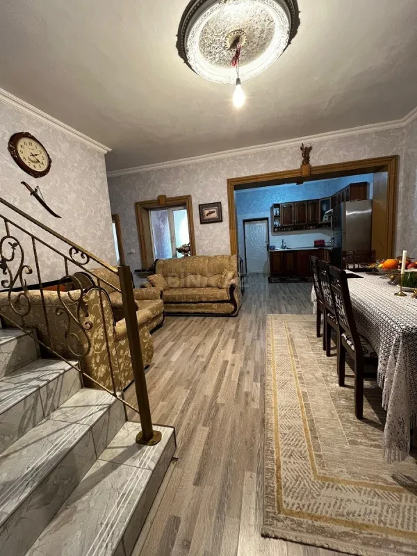 Satılır 7 otaqlı həyət evi 195 m²